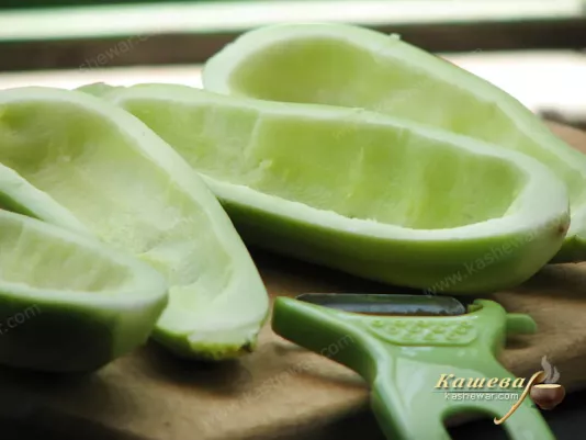 Preparing zucchini for stuffing
