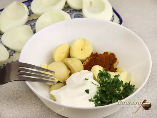 Yolk with mayonnaise, cheese and spices