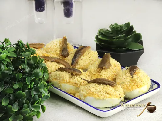 Stuffed eggs with anchovies