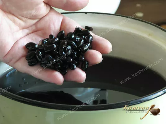 Чорна квасоля, замочена у воді