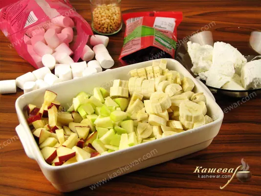 Sliced apples with bananas