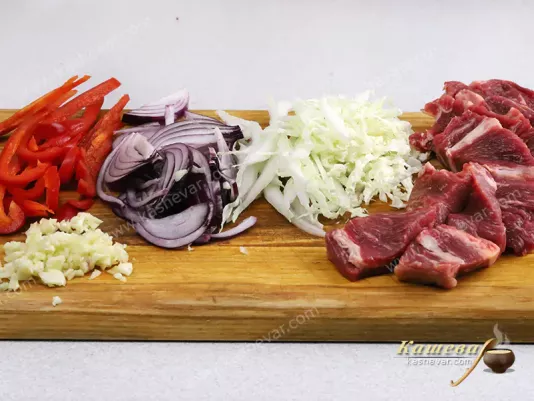 Порезанные овощи и говядина