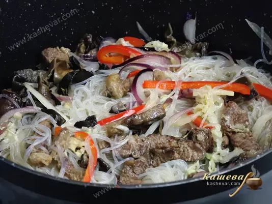 Овощи, говядина и лапша фунчоза в сковороде