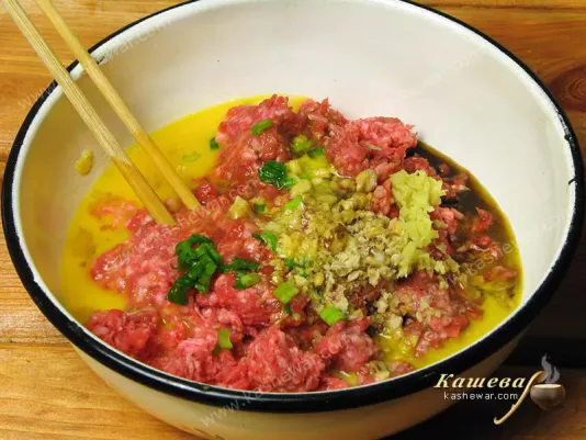 Making ground meat for meatballs
