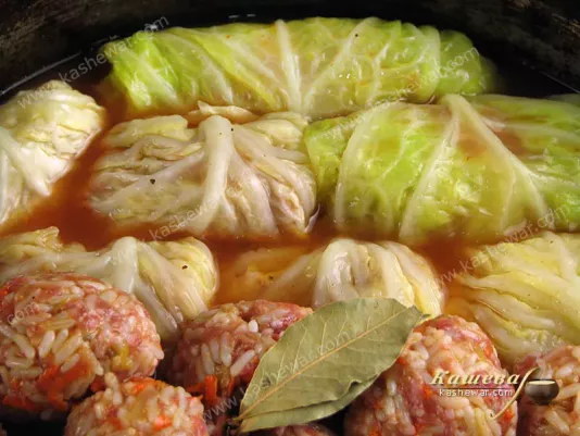 Stewing stuffed cabbage