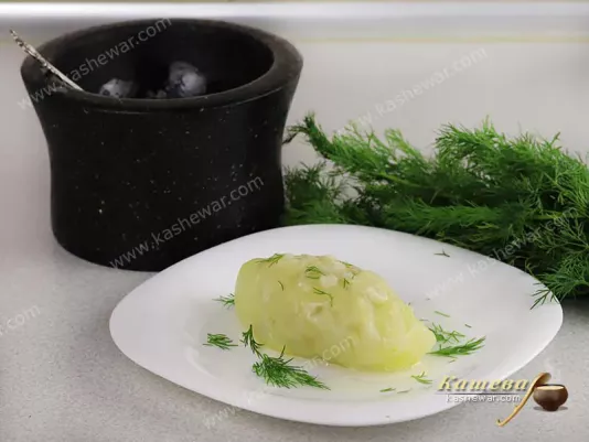 Fish rolls with garlic sauce