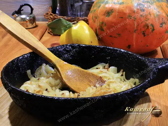 Fried onions in a pan