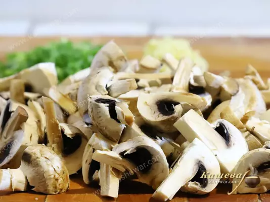 Шампиньоны порезанные дольками