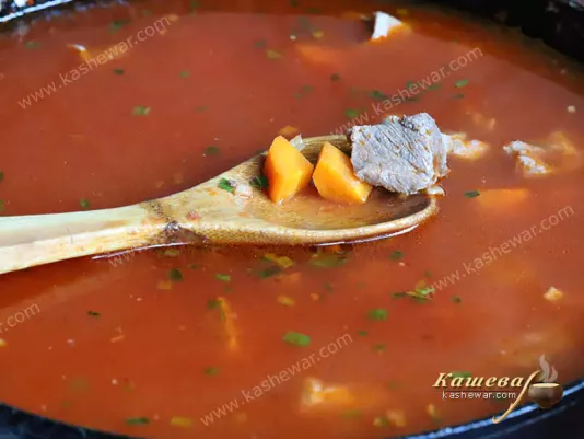 Мясо и овощи в томатном соусе