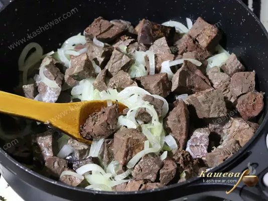 Яловича легеня з цибулею