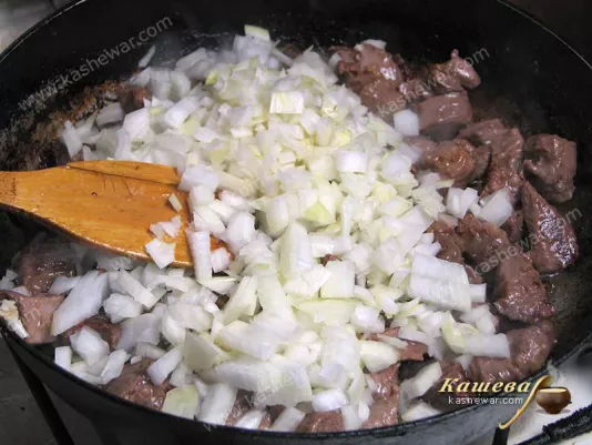 Beef with onions and garlic