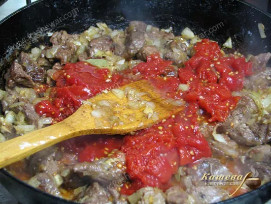 Tomatoes in own juice in goulash