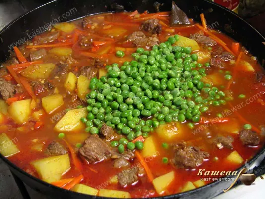 Goulash with green peas
