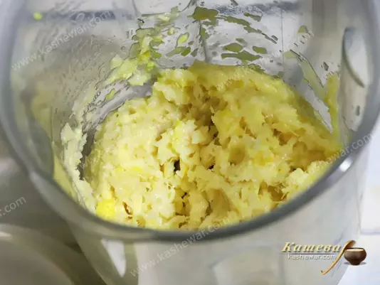 Lemon and ginger in a blender