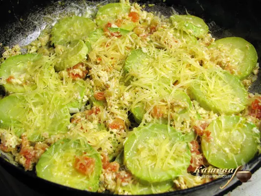 Посыпать кабачки пармезаном