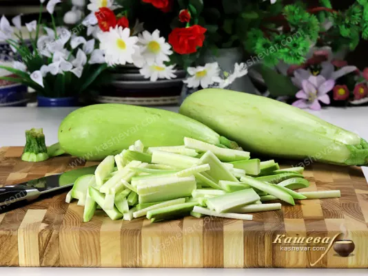 Кабачки, порезанные брусочками