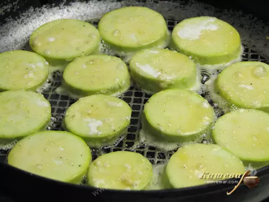 Frying zucchini