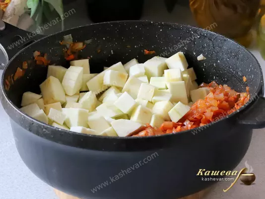 Zucchini with onions and carrots