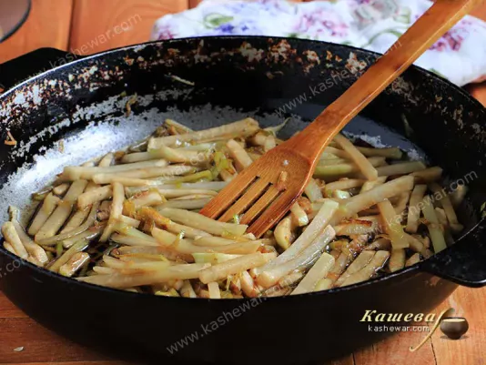 Кольрабі тушкований з овочами