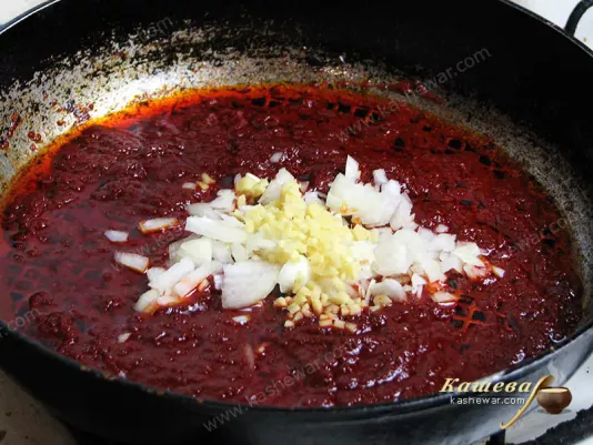 Tomato paste with ginger and onion