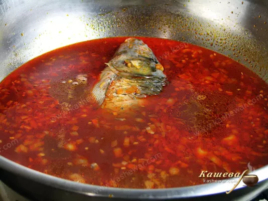 Carp in tomato-soy sauce