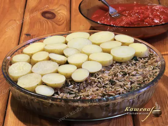 Potatoes on top of rice with vegetables