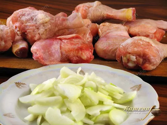Disassemble the chicken, peel and chop the onion