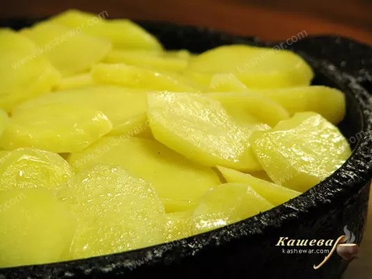 Roast potatoes with onions