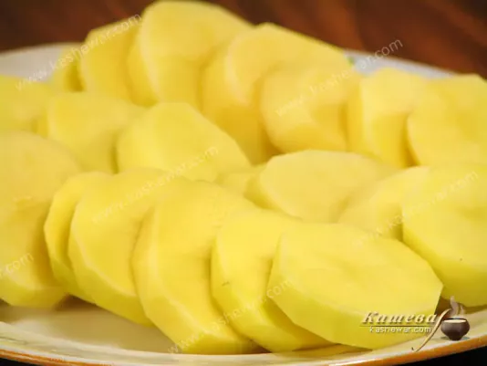 Preparing and cutting potatoes