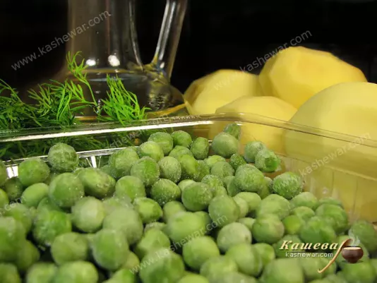 Frozen green peas, potatoes and olive oil