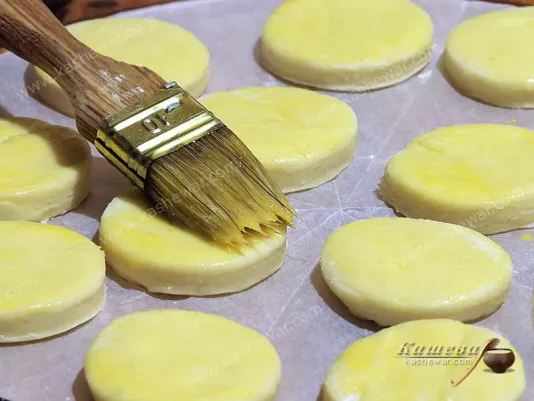 Змащення печива яйцем