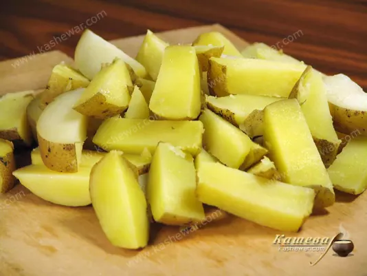 Preparing and cutting potatoes for chips