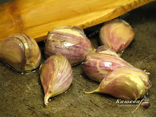 Preparing and frying garlic for chips