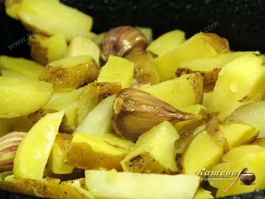 Potato chips with garlic roasting
