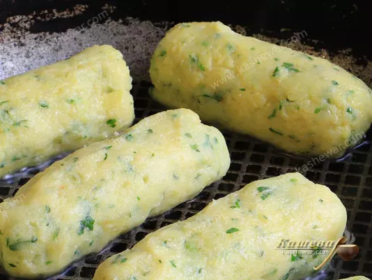 Картопляні пальчики на сковороді
