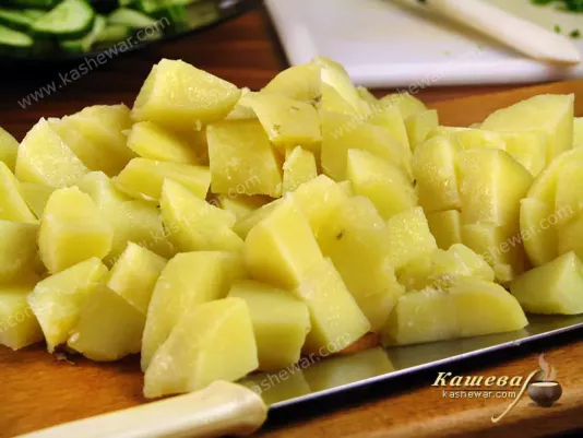 Отварной и нарезанный картофель