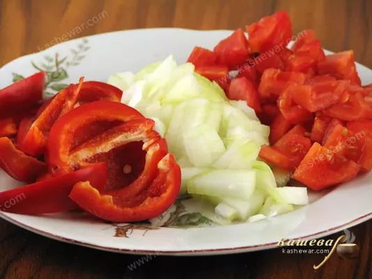 Tomatoes, onions and bell peppers for kebab