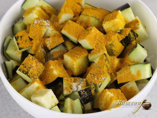 Кубики баклажанов с куркумой