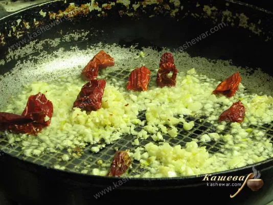 Приготовление соуса к куриным крыльям