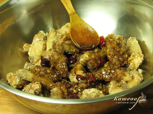 Обжареные куриные крылья и соус