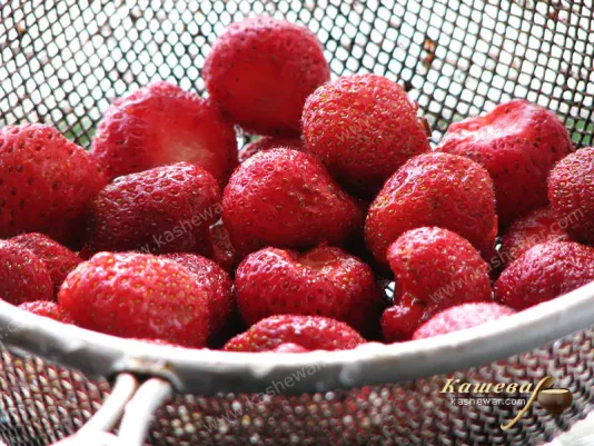 Washing strawberries for a punch
