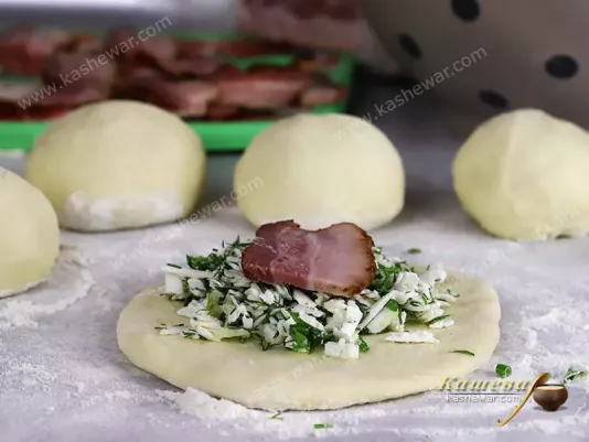 Лепешка с брынзой и копченой грудинкой