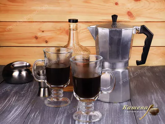 Coffee with added sugar and whiskey