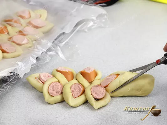 Колосок из теста и сосиски