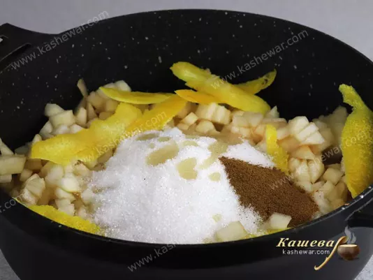 Pears with lemon, sugar and cinnamon