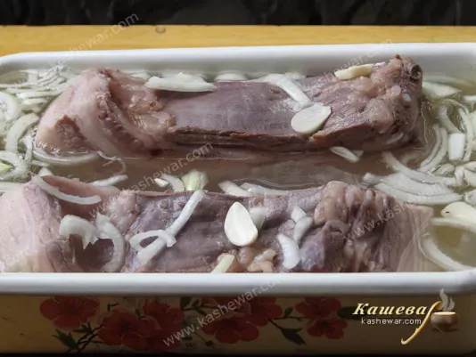 Salting pork belly with onion and garlic