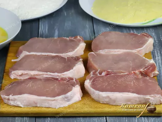 Preparing pork for tonkatsu cutlets