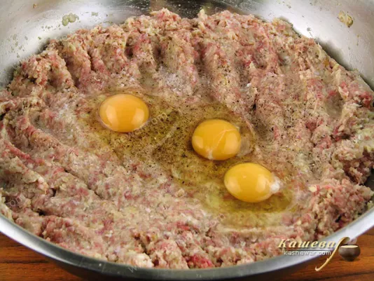 Add eggs to mince