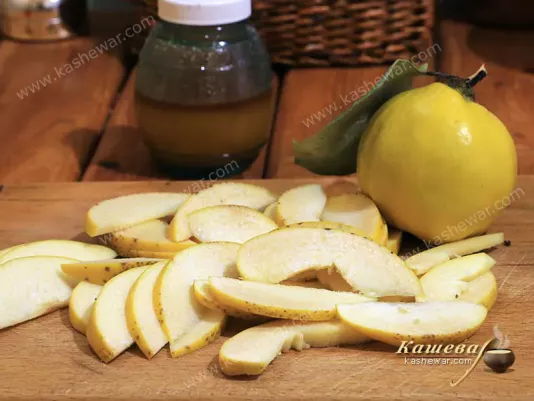 Айва порезанная с баночкой меда