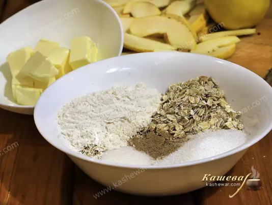 Смесь хлопьев, мука, сахар и корица молотая